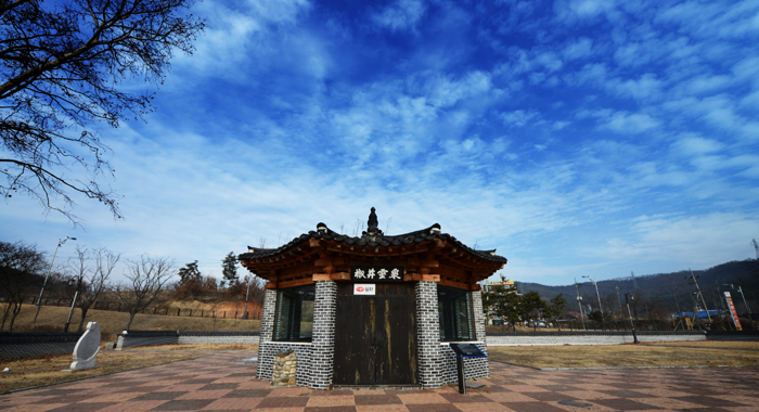 초정리 지역의 ‘초정원탕’. ㈜일화의 초정탄산수와 천연사이다는 초정원탕 인근의 생산시설에서 끌어올린 초정약수로 생산된다. 