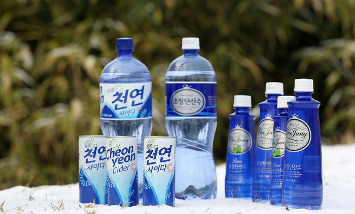 초정탄산수와 천연사이다는 250ml 캔, 350ml 미니 패트병, 500ml 패트병 등 다양한 용기로 나온다.