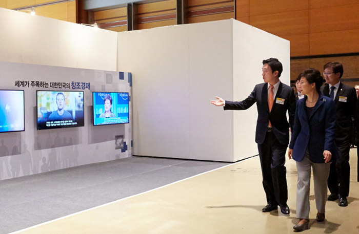 박근혜 대통령이 27일 서울 코엑스에서 개막한 ‘2014 창조경제 박람회’를 둘러보고 있다. 