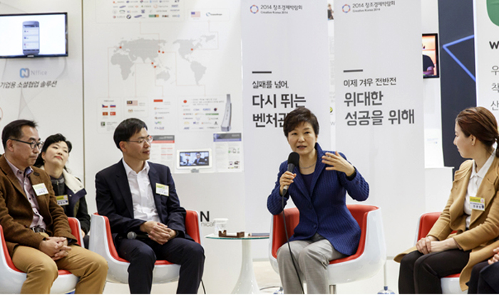 박근혜 대통령(오른쪽에서 두 번째)이 27일 ‘2014 창조경제 박람회’에서 실패를 딛고 재도전하는 기업인들과 이야기를 나누고 있다. 이 자리에서 박 대통령은 “실패한 경험은 벤처나 창업가들에게는 그 어떤 것들보다는 훌륭한, 생생한 교과서”라며 “실패한 경험으로 바탕으로 반드시 성공을 이뤄내고 말겠다는 열정과 다시 극복하겠다는 의지를 갖는 ‘오뚝이 정신’이 새로운 기술력이나 창의력 못지않게 중요하다”고 강조했다. 