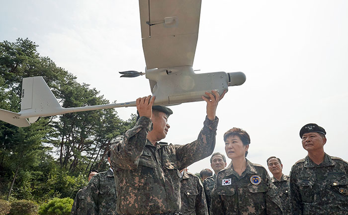 Tổng thống Park Geun-hye nghe thuyết minh về cách thức hoạt động và tính năng của máy bay không người lái dùng cho việc giám sát trên không trong chuyến thăm tiểu đoàn trung ương của quân đội tiền tuyến của tập trận người bảo vệ tự do Ulchi ngày 24 tháng 8.