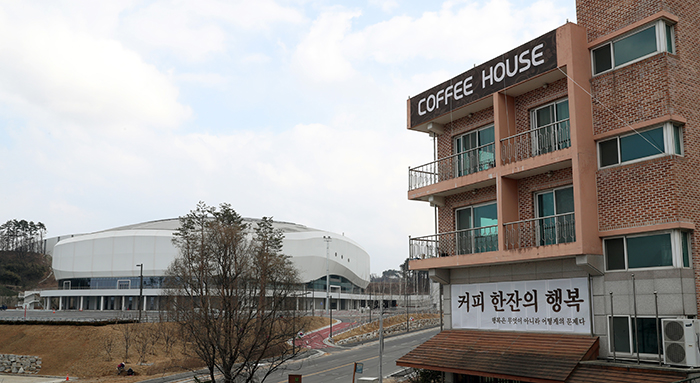 ‘2018 평창 동계올림픽•패럴림픽’이 열리는 강릉 아이스아레나 앞에 위치한 커피전문점 ‘보헤미안 로스터 경포점’은 지난 2월 열린 피겨스케이팅 테스트이벤트 기간 동안 사람들의 발길이 끊이지 않았다.