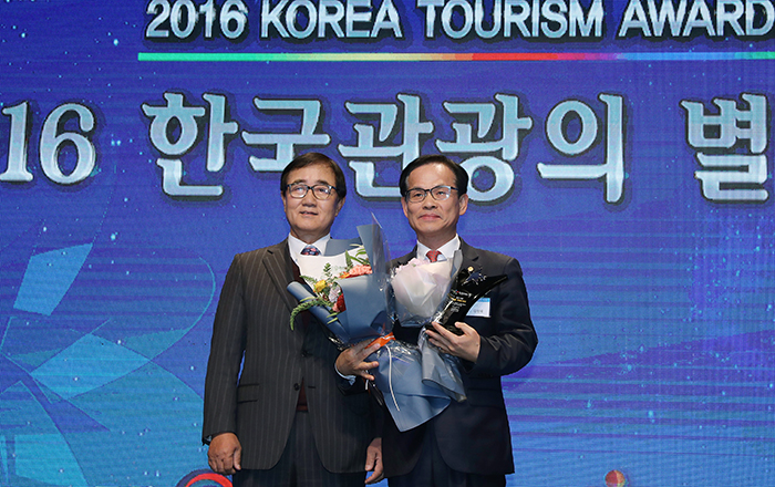 ‘강릉커피거리’는 지난해 ‘2016 한국관광의 별’로 선정돼 12월 6일 서울에서 열린 시상식에서 김철래 강릉시 부시장(오른쪽)이 트로피를 수상했다.