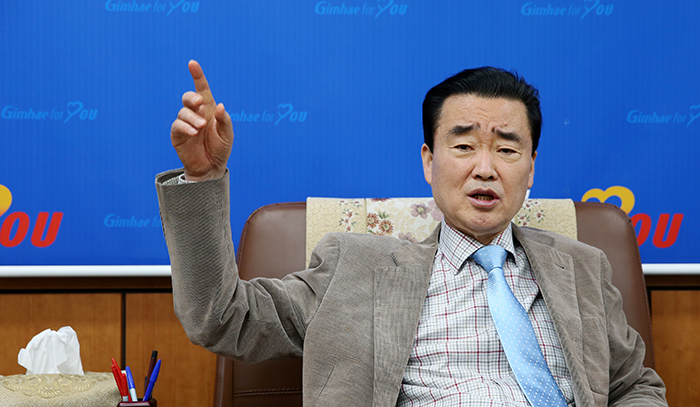 5월 개장을 앞두고 있는 ‘김해가야테마파크’에 대해 설명하고 있는 김맹곤 시장. 