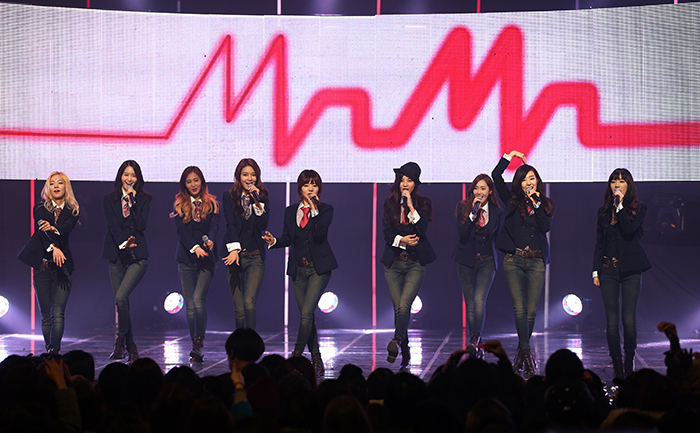 첫 복귀무대에서 정상에 오른 소녀시대가 6일 타이틀곡 ‘미스터 미스터(Mr. Mr)’의 앵콜 공연을 하고 있다. 전한 기자