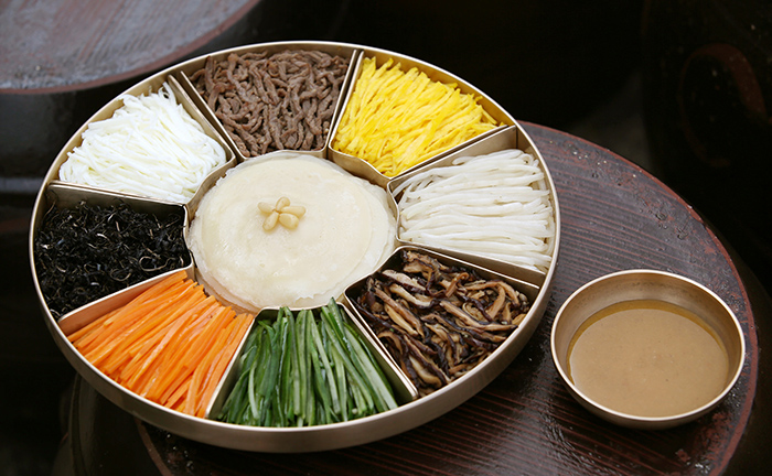 Gujeolpan là một món ăn ngon được làm từ tám loại nguyên liệu cuốn trong bánh ép và chấm với nước chấm mùi tạp hoặc nước tương chua . Với hương vị thơm ngon và màu sắc đẹp mắt đây là một món ăn thường dùng để phục vụ cho những vị khách quan trọng hoặc tại tiệc chiêu đãi.