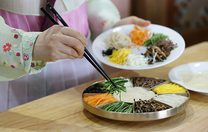 Gujeolpan được ăn với nước sốt mù tạt, vì nó tạo ra hương vị dễ ăn nhờ các thành phần khác nhau. Măng tre, tôm, bào ngư hoặc hải sâm cũng có thể được sử dụng làm nguyên liệu cho món ăn này.