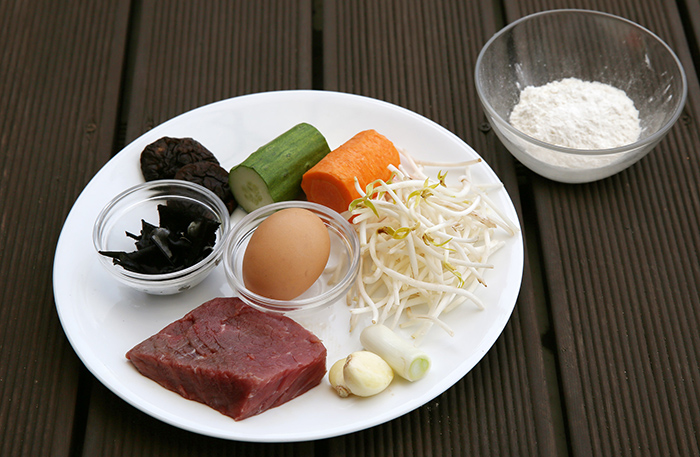 Các thành phần chính của gujeolpan là thịt bò, trứng, cà rốt, dưa chuột, giá đỗ, nấm hương, nấm mèo, và bột mì.
