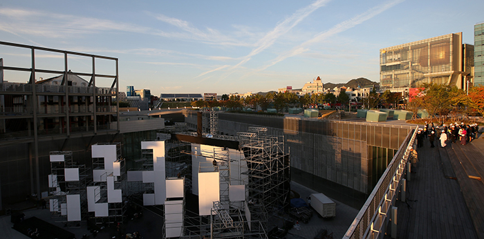 한국-남아시아 문화장관회의 참석을 위해 광주를 찾은 남아시아 문화장관 일행이 17일 아시아문화전당과 특설무대를 살펴보고 있다. 