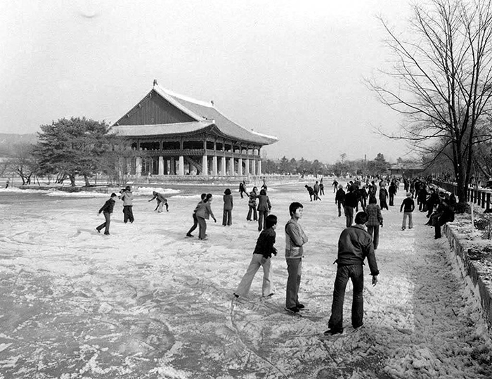 >Hình ảnh những đứa trẻ mặc áo mỏng vẫn vui đùa trên mặt hồ Gyeonghoeru Gyeongbokgung Hàn Quốc hoàn toàn bị đóng băng vào mùa đông năm 1975.
