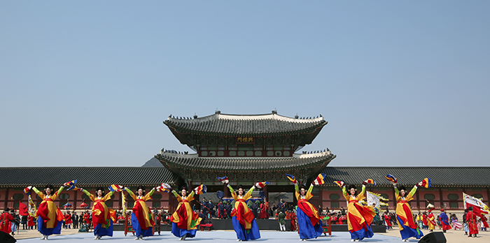 Ông Ryu Si Kyung, nhân viên của sở cảnh sát Jongro, được bổ nhiệm làm quan gác cổng hoàng gia danh dự hôm 27 tháng 3 trong lễ bổ nhiệm đội trưởng đội lính gác cổng cung điện Gyeongbukgung. Trong ảnh, ông đang giương cao tấm giấy bổ nhiệm chức danh mới.