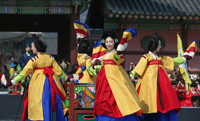 ‘Đội nghệ nhân của Ngôi nhà Hàn Quốc đang biểu diễn điệu múa Mugomu trước cung Gyeongbukgung hôm 27 tháng 3.