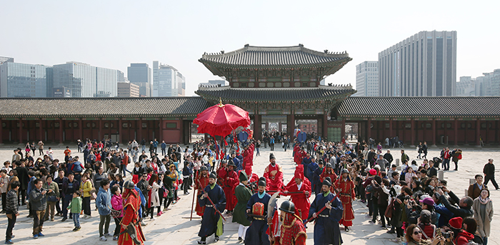 Người thân của các diễn viên cùng du khách nước ngoài theo dõi lễ bổ nhiệm trước Geungjeongjeon (勤政殿), cung Gyeongbukgung.