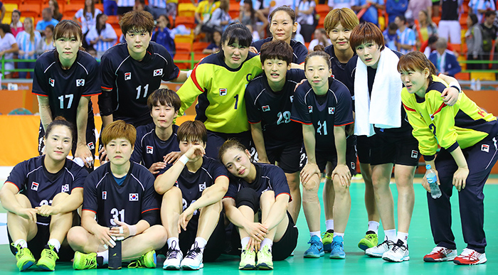 한국 국가대표로 올림픽 무대에서 여자 핸드볼 수문장을 맡아온 오영란과 ‘2004 아테네 올림픽’부터 ‘2016 리우 올림픽’까지 네 차례 출전한 우선희가 14일 국가대표로 마지막 경기를 마치고 후배 선수들과 기념촬영을 하고 있다.