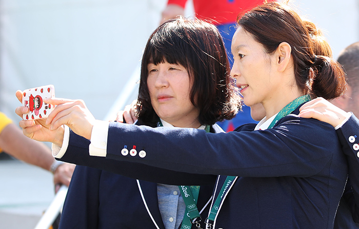 한국 여자 핸드볼 국가대표팀의 정신적 지주를 맏고 있는 오영란과 우선희가 지난 2일 리우데자네이루 올림픽 선수촌에서 열린 입촌식에서 핸드폰으로 사진을 찍으며 마지막 올림픽 무대를 앞두고 추억을 남기고 있다.