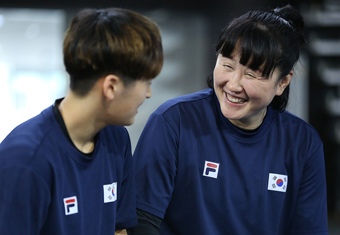 여자 핸드볼 국가대표팀의 맏언니 오영란(오른쪽)이 지난 6월 23일 대표팀의 막내 유소정(20)과 이야기를 나누며 환하게 웃고 있다. 오영란은 어린 후배들에게 때로는 엄한 선배로 때로는 큰 언니 혹은 어머니와 같이 대하며 보살핀다.