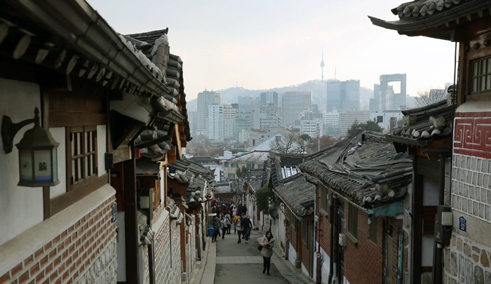 도심의 고층빌딩과 어우러져 ‘전통과 현대의 조화’를 확인할 수 있는 서울 종로구 북촌 한옥마을은 국내뿐 아니라 해외 관광객들이 많이 찾는다. 