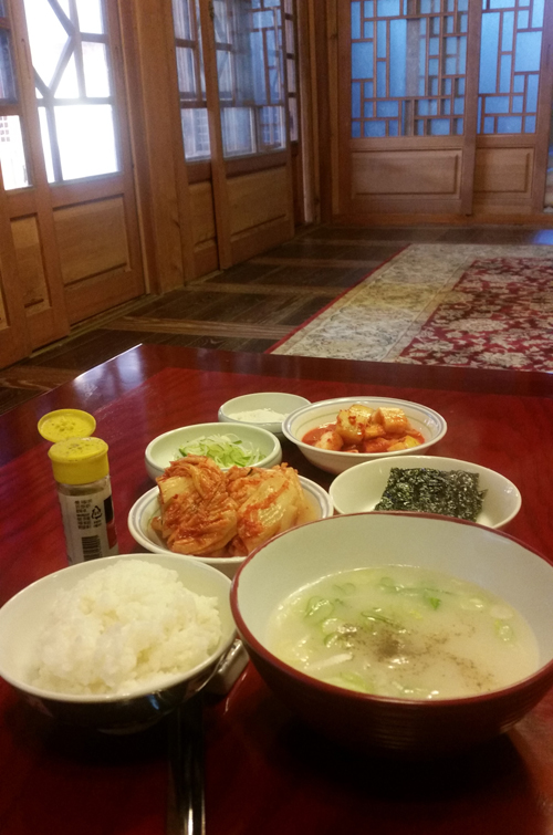 한옥집 ‘뜨란채’는 매일 아침 따뜻한 국과 밥, 그리고 김치 등 손수 만든 한식을 제공한다. 