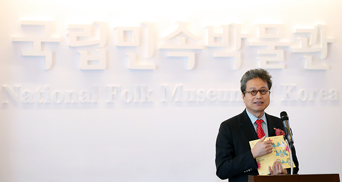 천진기 국립민속박물관장이 12일 ‘2018 평창 동계올림픽’ 개막 300일을 앞두고 열리는 특별전시회 ‘봄놀이-산 꽃 밥’ 개막식에서 전시 안내 팜플릿을 들어 보이며 특별전 의미를 설명하고 있다.