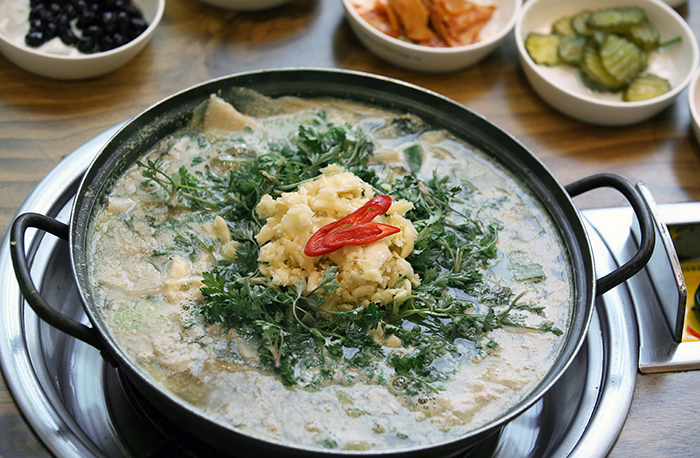 쑥국은 봄철의 싱싱한 기운을 전달해 춘곤증을 이기게 해준다.