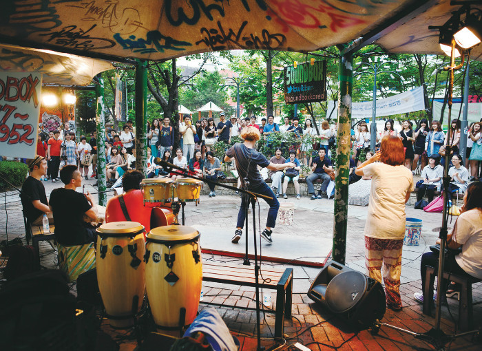 Hongdae District. Streets crowded with young and ambitious artists and spectators