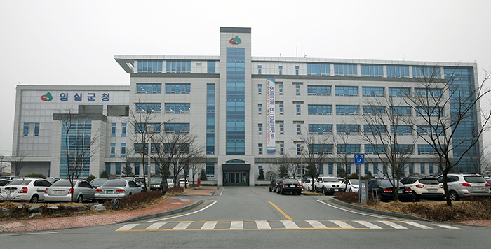 임실군청 앞 하천인 남제천에는 먹이를 찾아 낮게 날고 있는 백로를 어렵지 않게 볼 수 있다. 