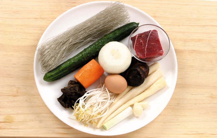 잡채의 주 재료인 당면, 양파, 당근, 쇠고기, 계란, 버섯, 숙주, 파, 마늘, 도라지