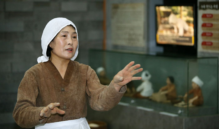제주도 지정 무형문화재 강경순 씨는 제주도 전통 민속주 오메기술을 많이 알리고 싶다는 소망을 밝혔다.