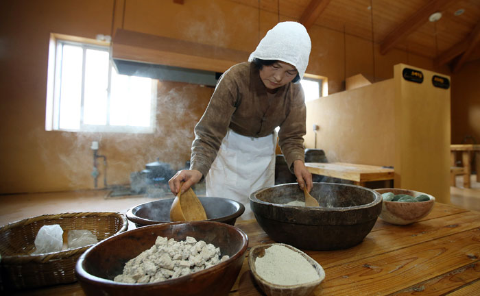 오메기떡을 만들기 위해서는 반죽에 뜨거운 물을 조금씩 섞어야 한다.