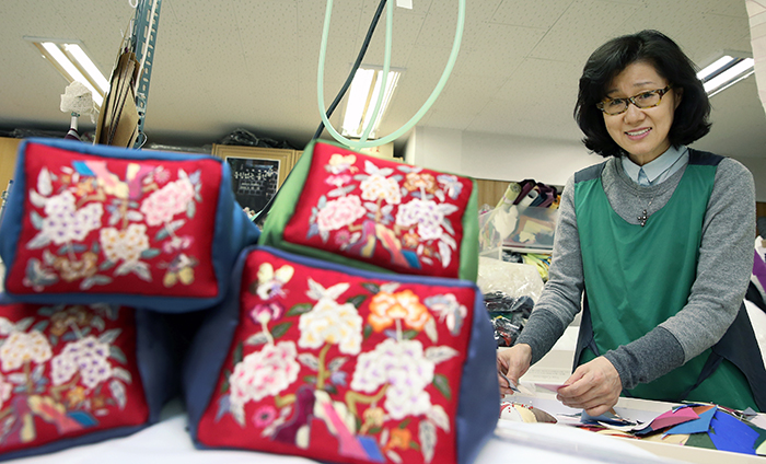 강금선 대표는 “조각보는 오랜 시간을 가지고 세심하게 한 땀 한 땀 작업해야 하는 쉽지 않은 일”이라고 말한다. 