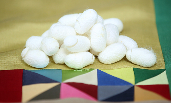 조각보 베개 속은 누에고치 혹은 메밀로 채워진다. 