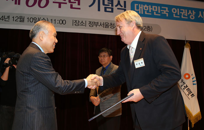 인요한 교수(오른쪽)는 지난 10일 제66주년 ‘세계인권선언의 날’ 기념식에서 국가인권위원회 위원장으로부터 대한민국 인권상 근정훈장을 받았다. (사진: 연합뉴스)
