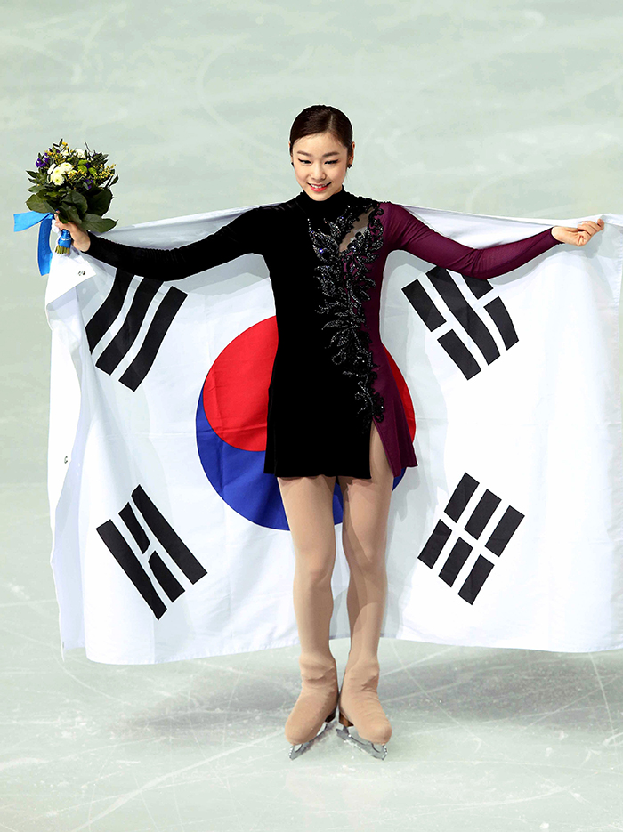 20일 ‘2014 소치 동계올림픽’ 여자 싱글 피겨스케이팅 시상식을 마친 김연아가 대형 태극기를 들고 관중들에게 인사하고 있다. (사진제공: 대한체육회)