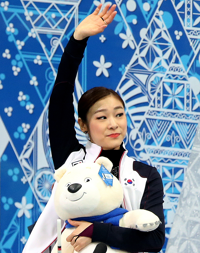 ‘2014 소치 동계올림픽’ 여자 피겨스케이팅 싱글 프리 스케이팅 경기를 마친 김연아가 20일 팬이 던져준 마스코트 ‘폴라베어’를 안고 관중들에게 인사를 하고 있다. (사진제공: 대한체육회)
