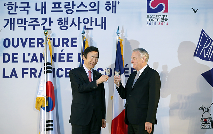 Bộ trưởng bộ ngoại giao ông Yoo Byeong Se (bên trái) và bộ trưởng bộ ngoại giao Pháp ông Jean Marc Ayrault đang lắng nghe phát biểu chào mừng khai mạc ‘năm nước Pháp tại Hàn Quốc’.