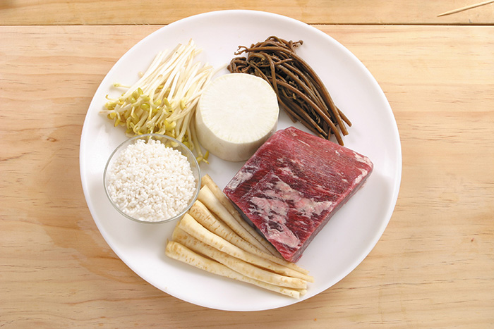 Các nguyên liệu chính cho món janggukbap: gạo tẻ, thịt bò (thịt bắp), giá đậu nành, doraji, cây dương xỉ, củ cải