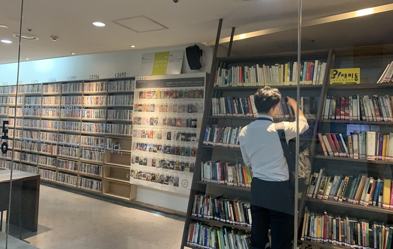 Người dân có thể đọc sách hoặc xem DVD tại Trung tâm video Chungmuro O-Zemidong. (Ảnh: Trung tâm video Chungmuro O-Zemidong)