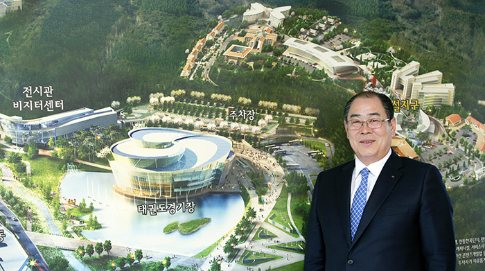 황정수 무주군수는 외국인 관광객들이 꼭 가봐야 할 곳으로 태권도원을 추천한다.