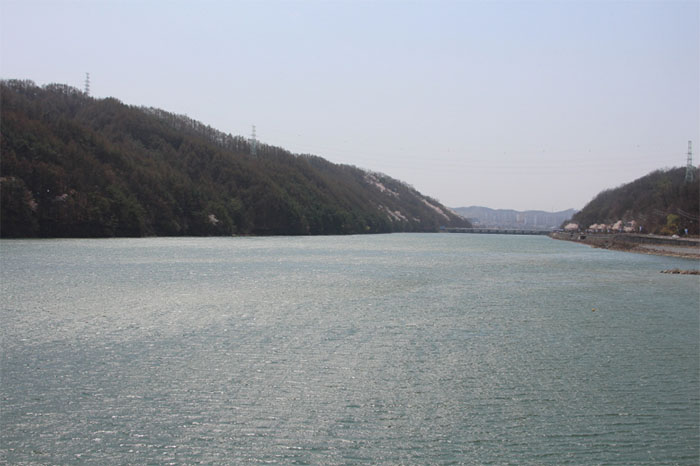 강원도 태백에서 발원하여 경상북도, 경상남도를 거쳐 남해로 흘러 들어가는 낙동강. 역사시대 이래 여러 국가가 이곳에서 탄생하여 한반도 최초의 통일국가 신라를 낳았으며 고려, 조선의 전통문화가 꽃피운 문명의 젖줄이다. 사진은 안동시를 관통하는 낙동강. 