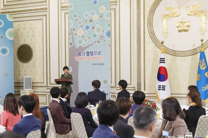 박근혜 대통령이 26일 대통령과학장학생과 국제과학올림피아드 대표단과의 간담회에서 축사하고 있다.