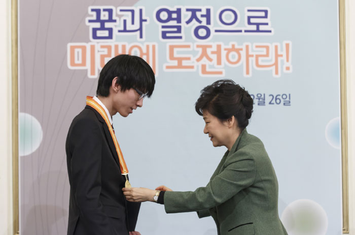 박근혜 대통령이 26일 국제과학올림피아드 대표단 학생들에게 메달을 수여하고 있다.