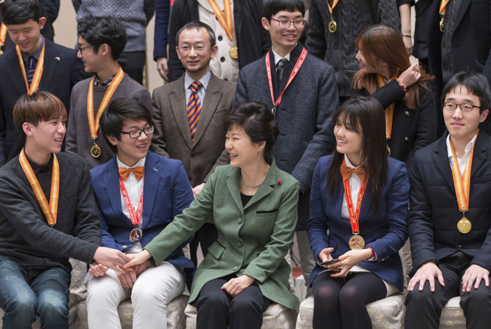 박근혜 대통령이 26일 대통령과학장학생과 국제과학올림피아드 대표단과 환담하고 있다.