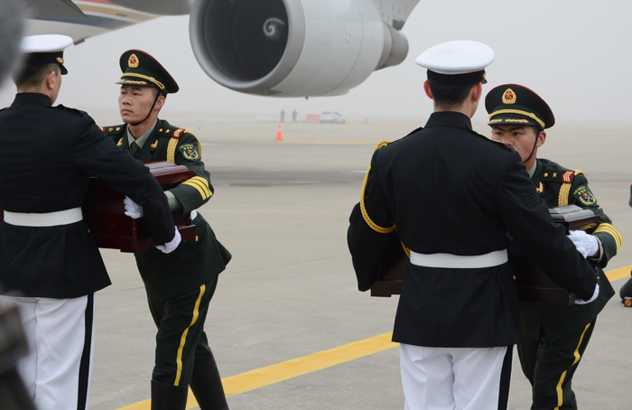 Bộ đội Trung Quốc đang nhận các quan tài đựng hài cốt liệt sĩ từ bộ đội Hàn Quốc trong Lễ bàn giao hài cốt binh sĩ Trung Quốc được tổ chức tại Sân bay quốc tế Incheon ngày 28 vừa qua. (Nguồn ảnh: Bộ Quốc phòng)