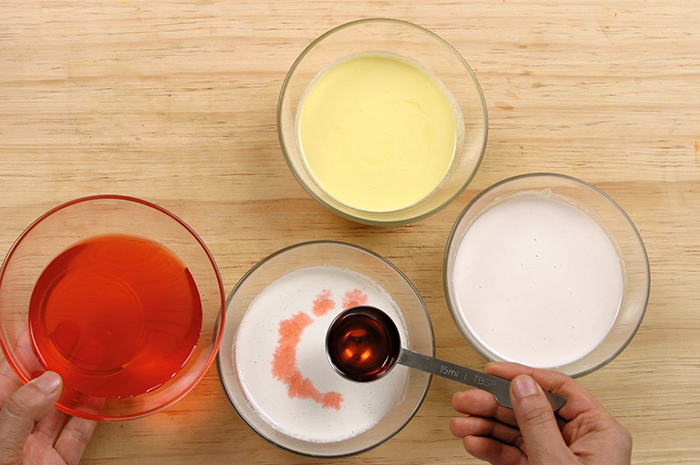 Ngâm cây dành dành và bột dâu tây vào nước để tạo nước màu vàng và màu hồng. Chia bột lên men thành ba phần. Cho dung dịch màu vàng và màu hồng vào hai khuôn bột.