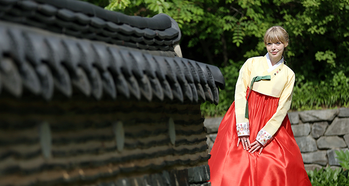 한국의 막걸리, 전을 사랑한다는 로미나 씨. (사진: 전한 기자) 