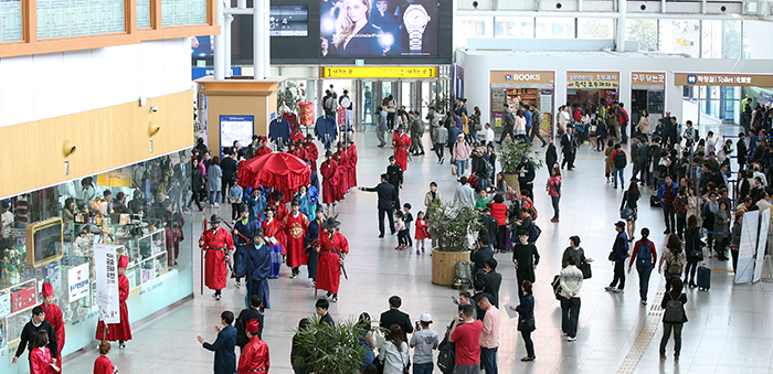 Hành khách dừng bước và dõi theo đám rước hoàng gia tại nhà ga Seoul vào ngày 2/4 vừa qua.