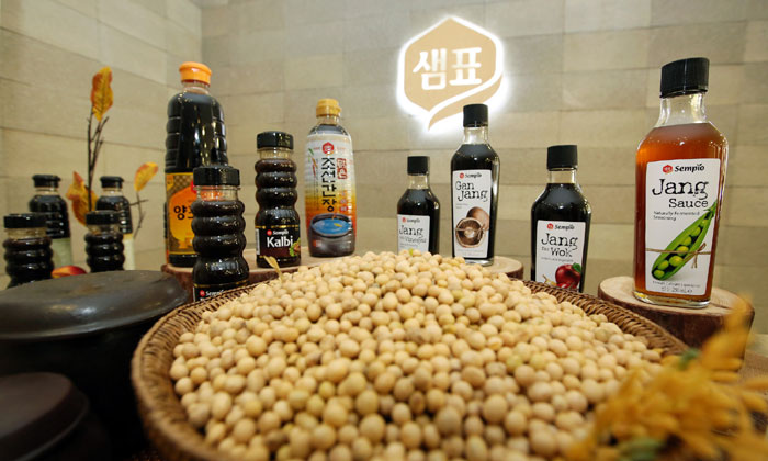 콩을 발효시켜 만든 샘표식품의 장류제품들. 68년간 축적된 발효기술은 샘표식품을 국내시장 점유율 1위로 올려놓았다.