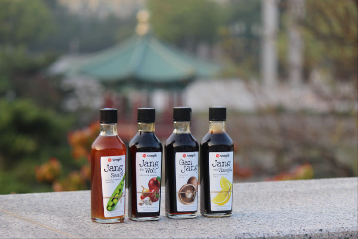 현재 유럽시장에서 판매되고 있는 연두순(Jang Sauce), 조림·볶음용간장(Jang for Wok), 간장 (GanJang), 간장초절임용흑초(Jang with Vinegar)(사진 왼쪽으로부터)