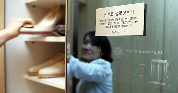 현관 앞 거울의 터치스크린에는 외출시 날씨확인, 엘리베이터 호출, 주차위치 확인, 일괄소등을 할 수 있다.