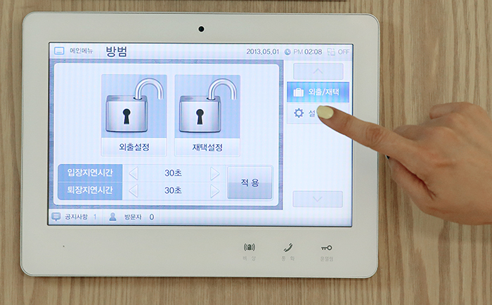 거실의 터치스크린 모니터에는 방범설정, 전기사용량 확인, 아파트 단지 내 가구와 통화 등 여러 가지 기능이 가능하다.